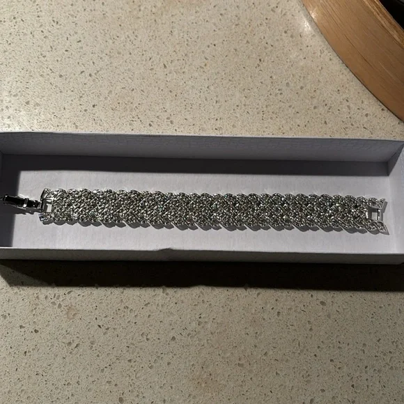 Authentic Swarovski Crisscrossed weave Diamond Bracelet. Excellent condition - Picture 5 of 17